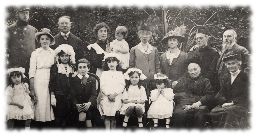 1915, à l’occasion de la première communion de Bernadette Jammes à Orthez 1915, à l’occasion de la première communion de Bernadette Jammes à Orthez