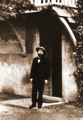 [Jammes sur le seuil de la Maison Chrestia en 1898 / Fonds Association Francis Jammes Orthez] 