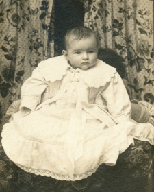 Bernadette en 1909 (4 ans 1/2) / Association Francis Jammes Orthez Bernadette en 1909 (4 ans 1/2) / Association Francis Jammes Orthez