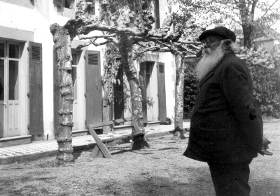 Jammes dans le jardin de la maison Eyhartzea / Fonds Association F. Jammes Orthez