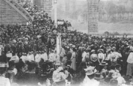 Lourdes : Procession du Saint Sacrément / Consulter le document sur Pireneas Lourdes : Procession du Saint Sacrément / Consulter le document sur Pireneas