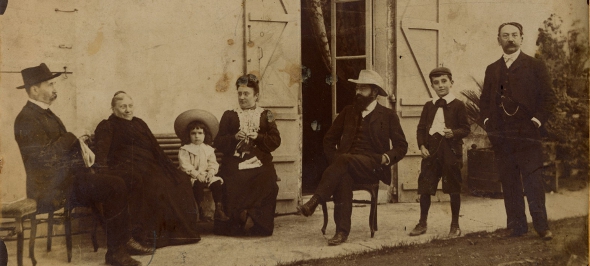 Devant la Maison Chrestia en 1895 / Consulter le doucment sur Pireneas
